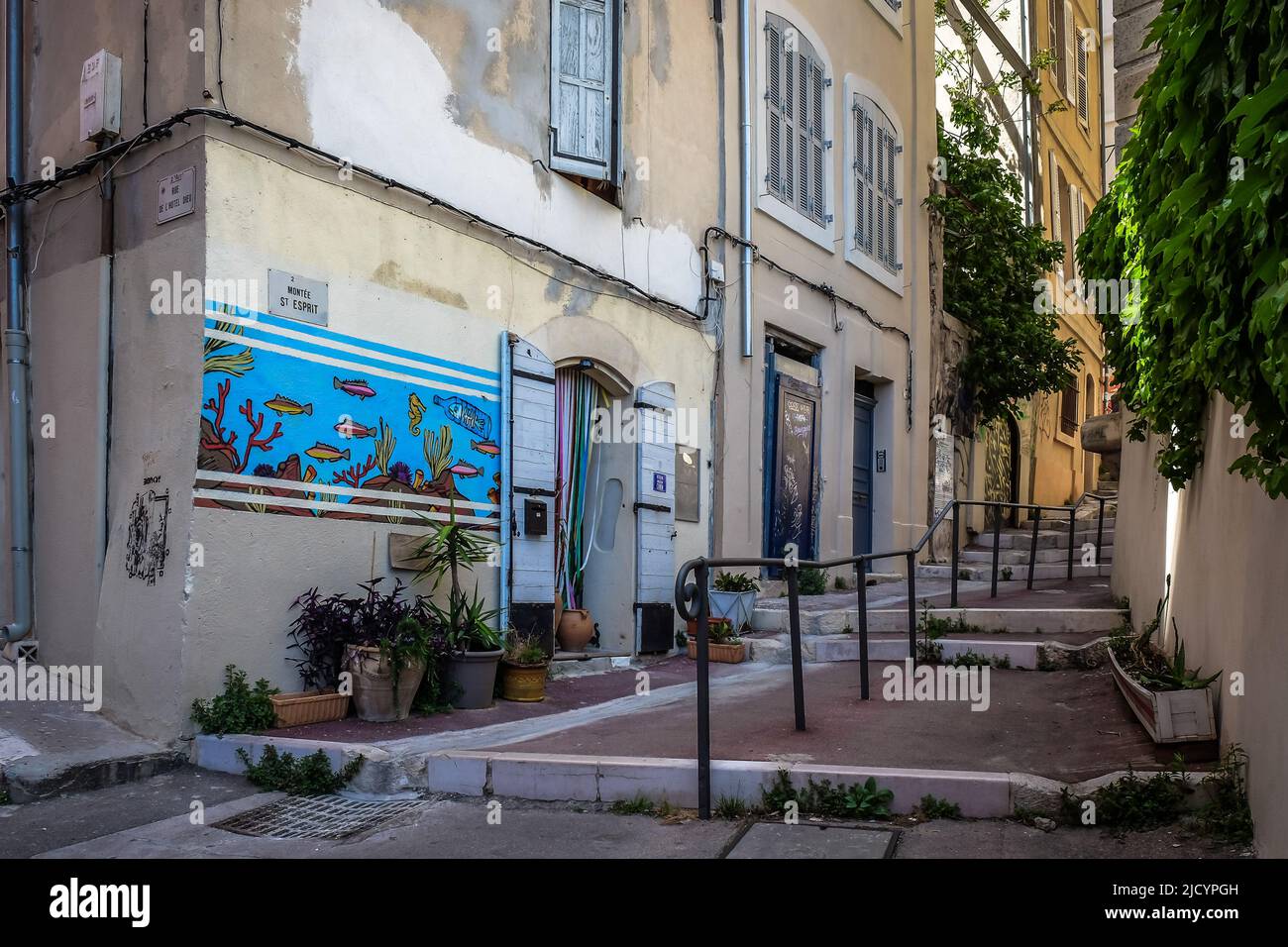 Marsella, Francia, 2022 de mayo, vista de una calle estrecha con murales en el distrito de Le Panier Foto de stock