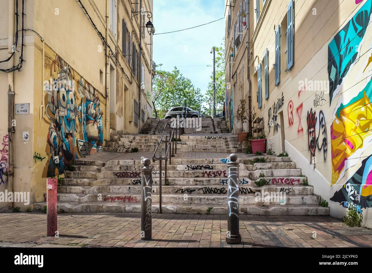 Marsella, Francia, 2022 de mayo, vista de una calle estrecha con murales en el distrito de Le Panier Foto de stock