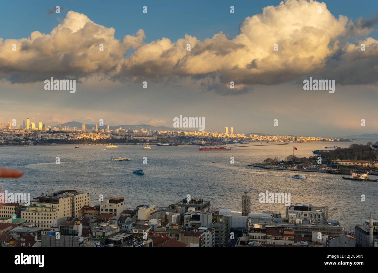 Vista aérea de la puesta de sol de Estambul al Cuerno de Oro y el distrito de Galata Foto de stock