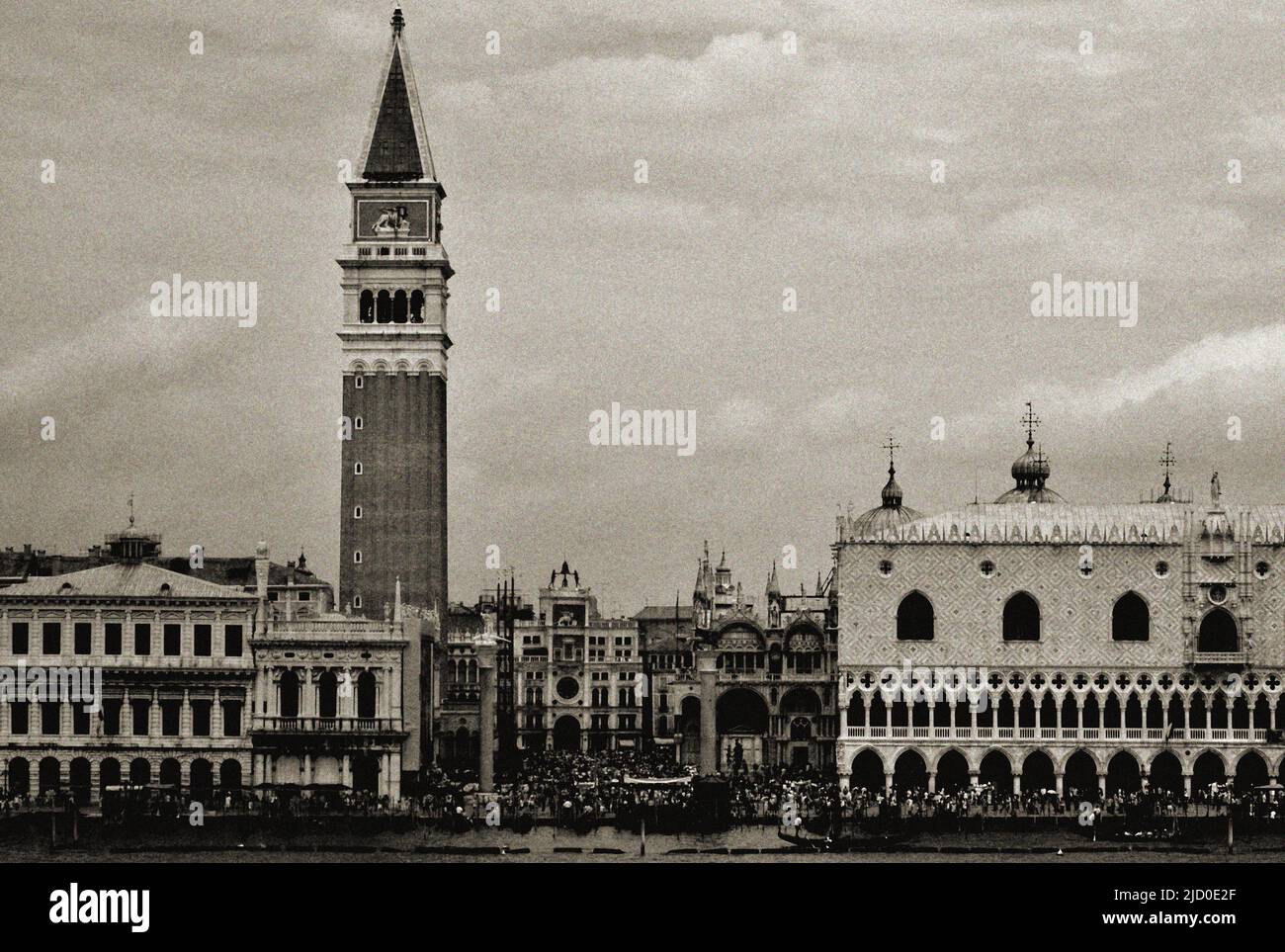 Una fotografía en blanco y negro de la Piazza San Marco y el Palacio Ducal de Venecia, Italia. Foto de stock