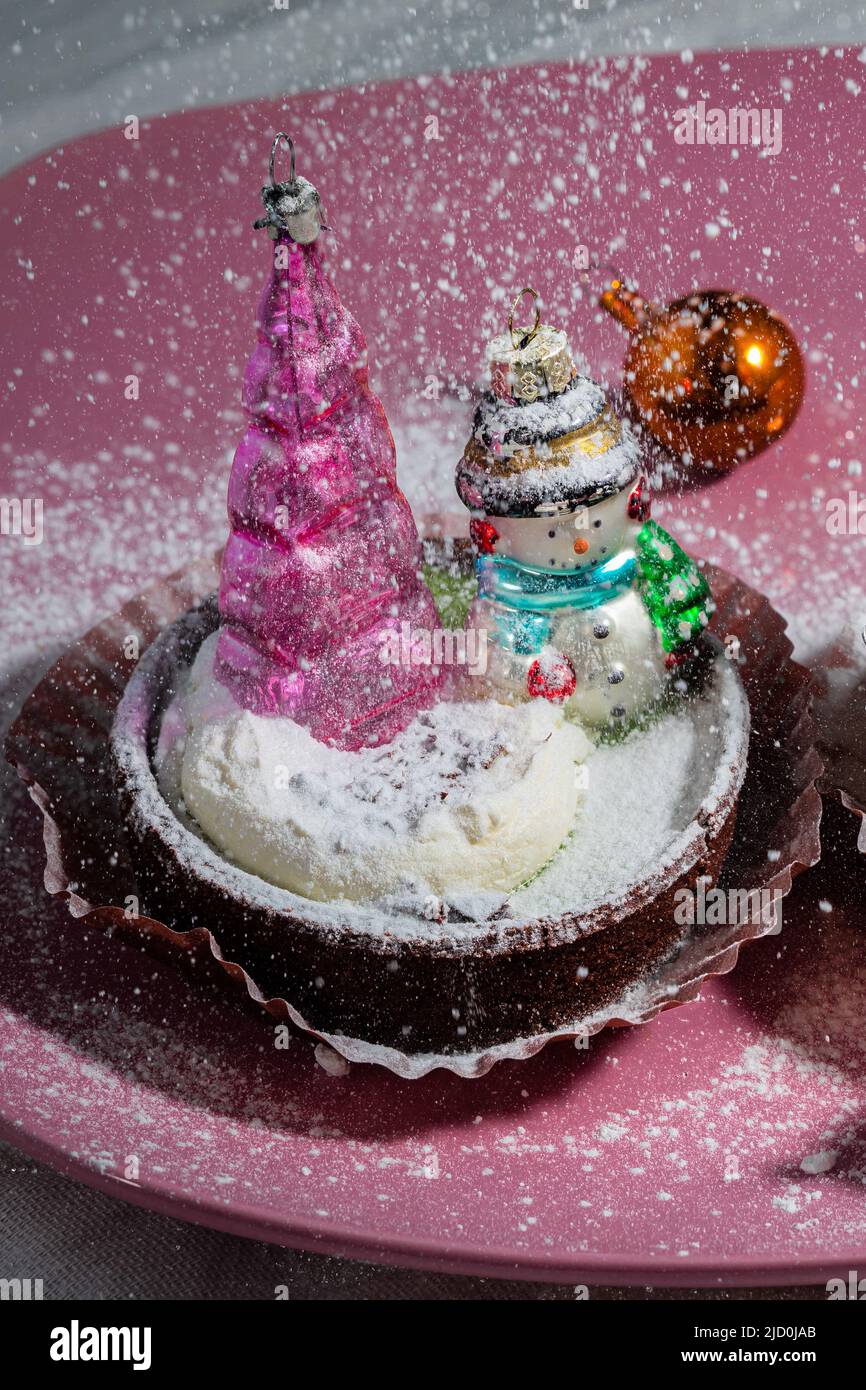 Un pequeño muñeco de nieve y un árbol de Navidad. Alta calidad Foto de stock