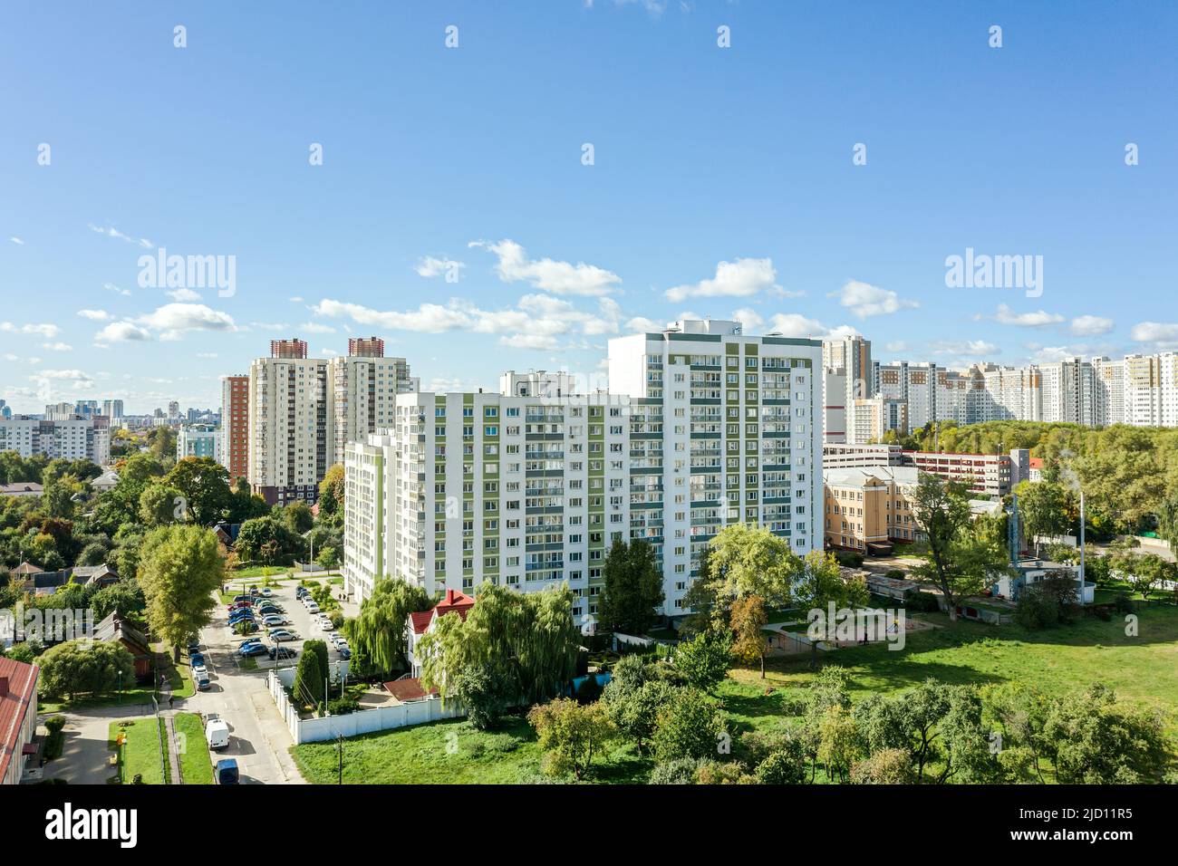 vista aérea del barrio residencial en un soleado día de verano. nuevas casas de varios pisos para vivir. Foto de stock