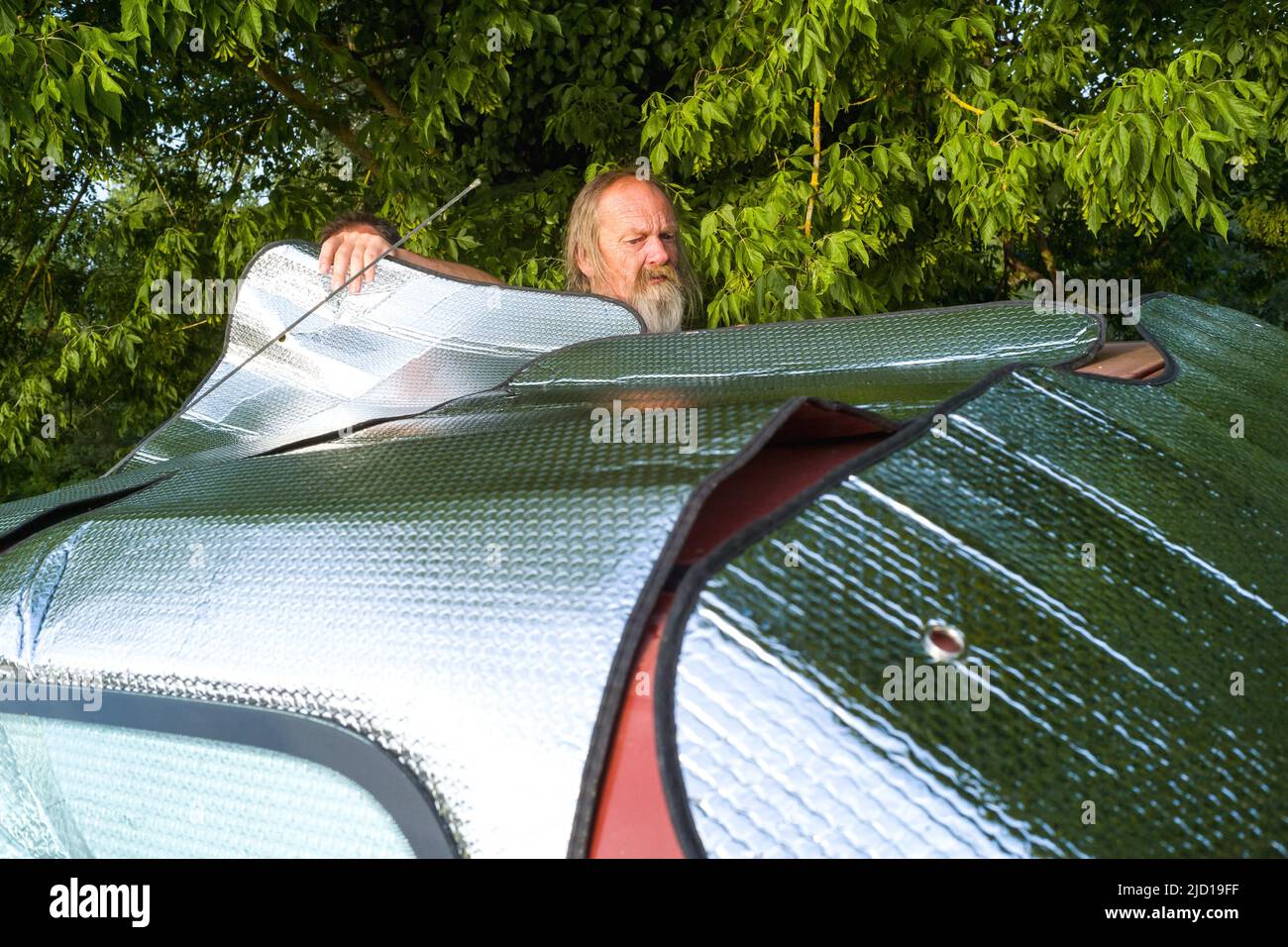 Pare-soleil pare-brise de voiture dans le jour ensoleillé chaud Photo Stock  - Alamy