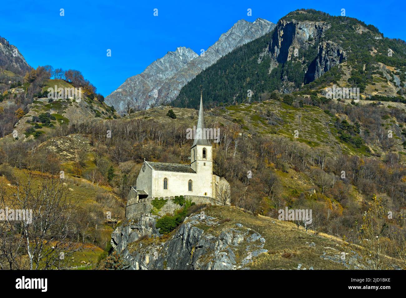 La iglesia medieval de San Romanus en la roca Burgfelsen, Raron, Valais, Suiza Foto de stock