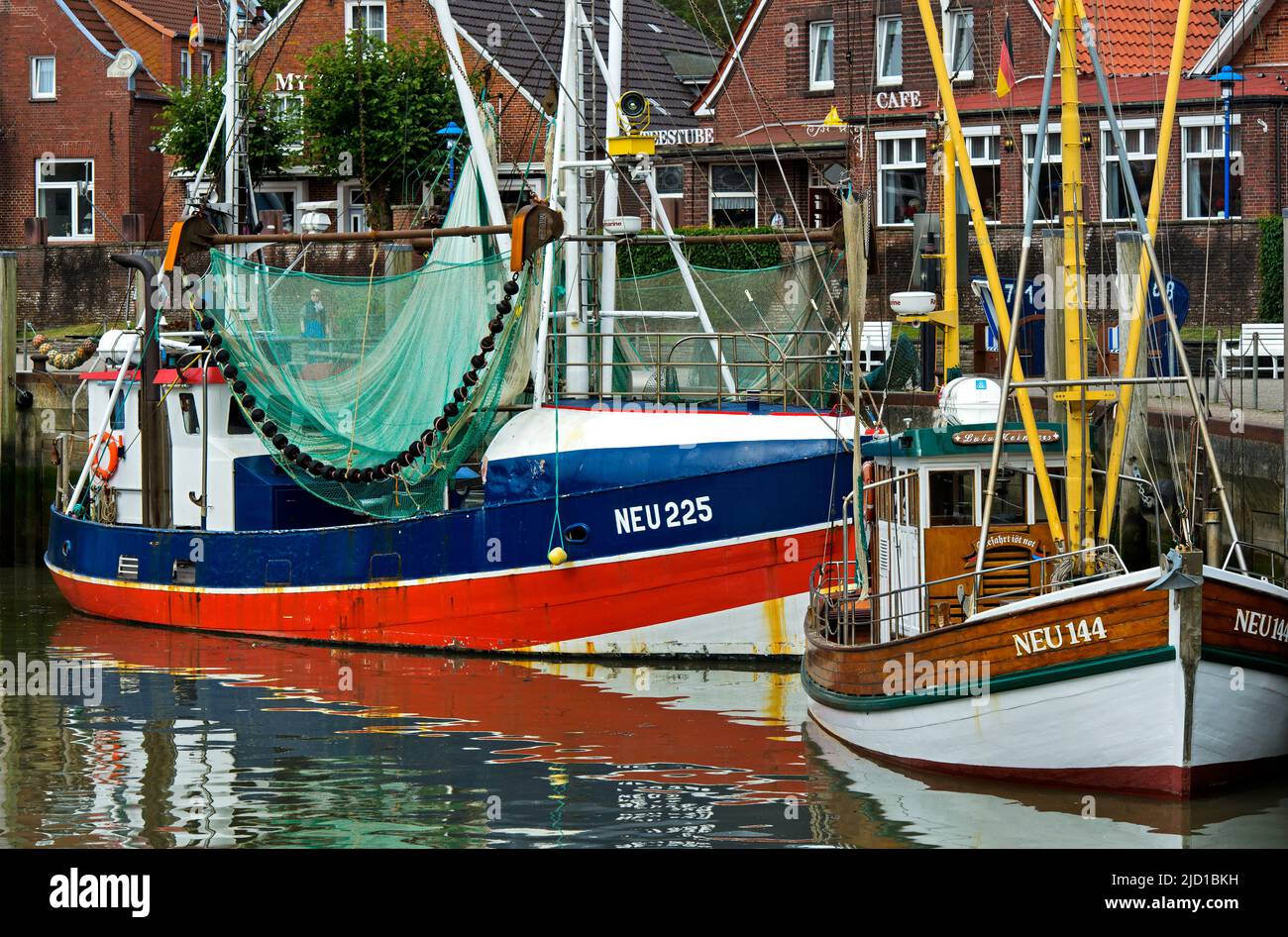 Pesca de arrastre en el puerto de Neuharlingersiel, Baja Sajonia, Alemania Foto de stock
