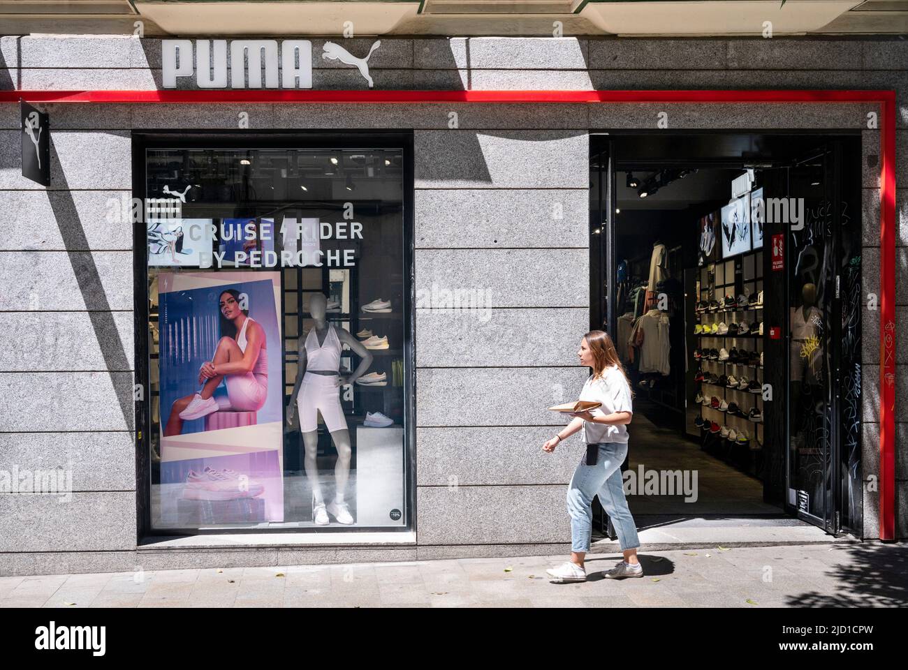 Un peatón pasa por la tienda Puma de la marca de calzado deportivo e  informal de España. (Foto de Xavi Lopez / SOPA Images/Sipa USA Fotografía  de stock - Alamy