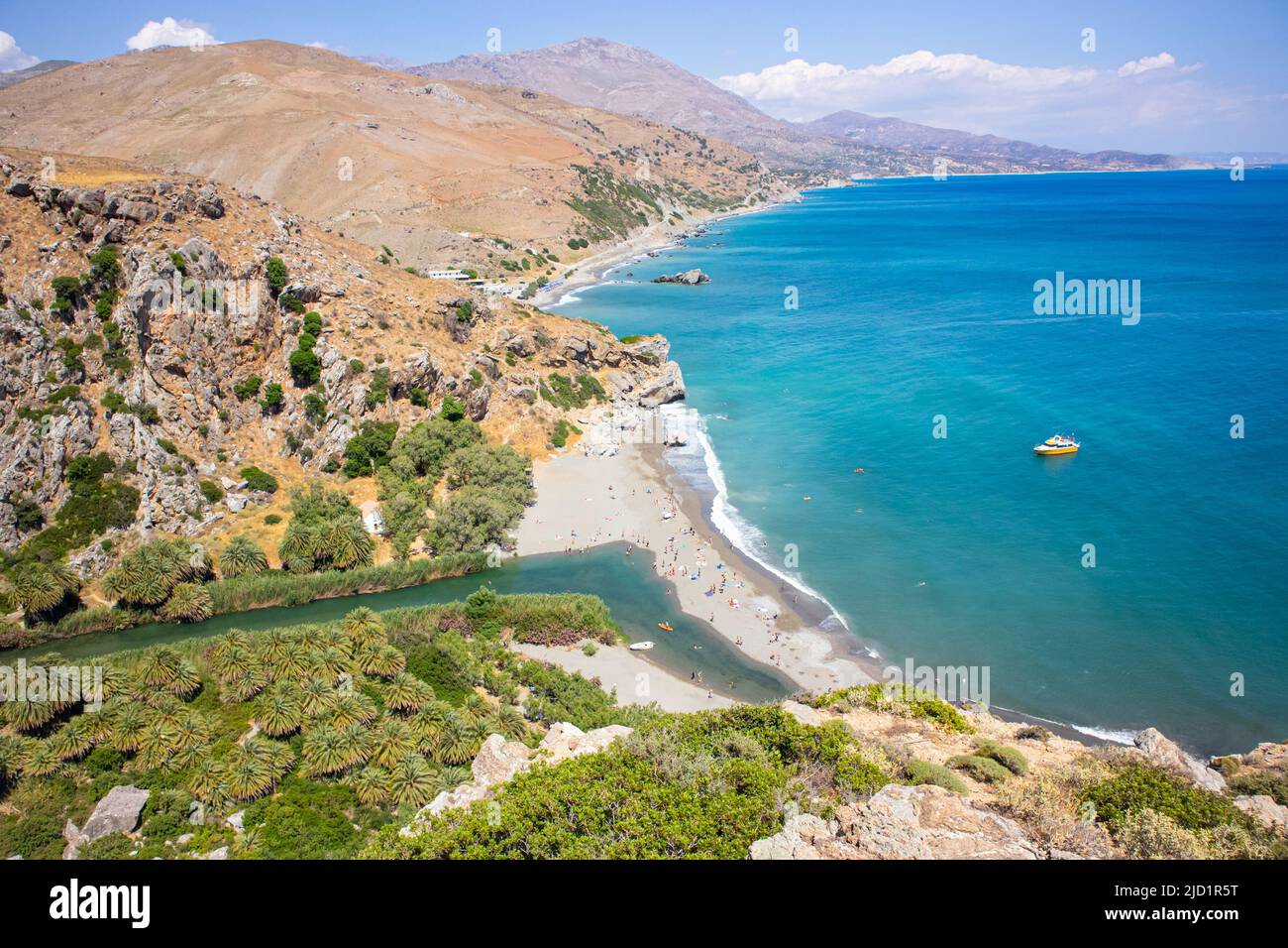 Pintoresca Preveli Beach en la isla de Creta, Grecia, Europa. Soleado día de verano. Azul mar y cielo. Valle visto desde arriba. Bosque de palmeras, riv Foto de stock