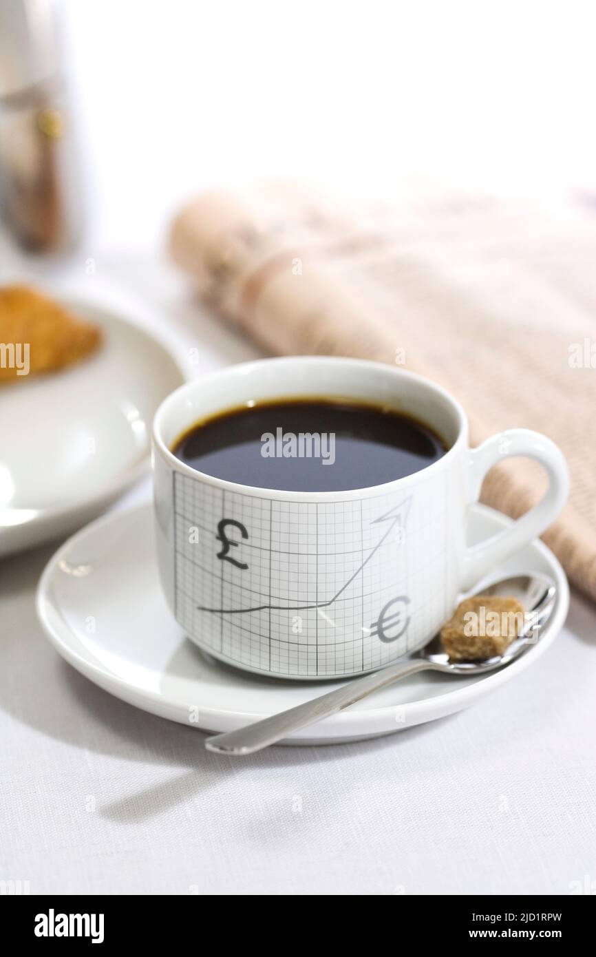 Gráfico financiero sobre la taza de café Foto de stock