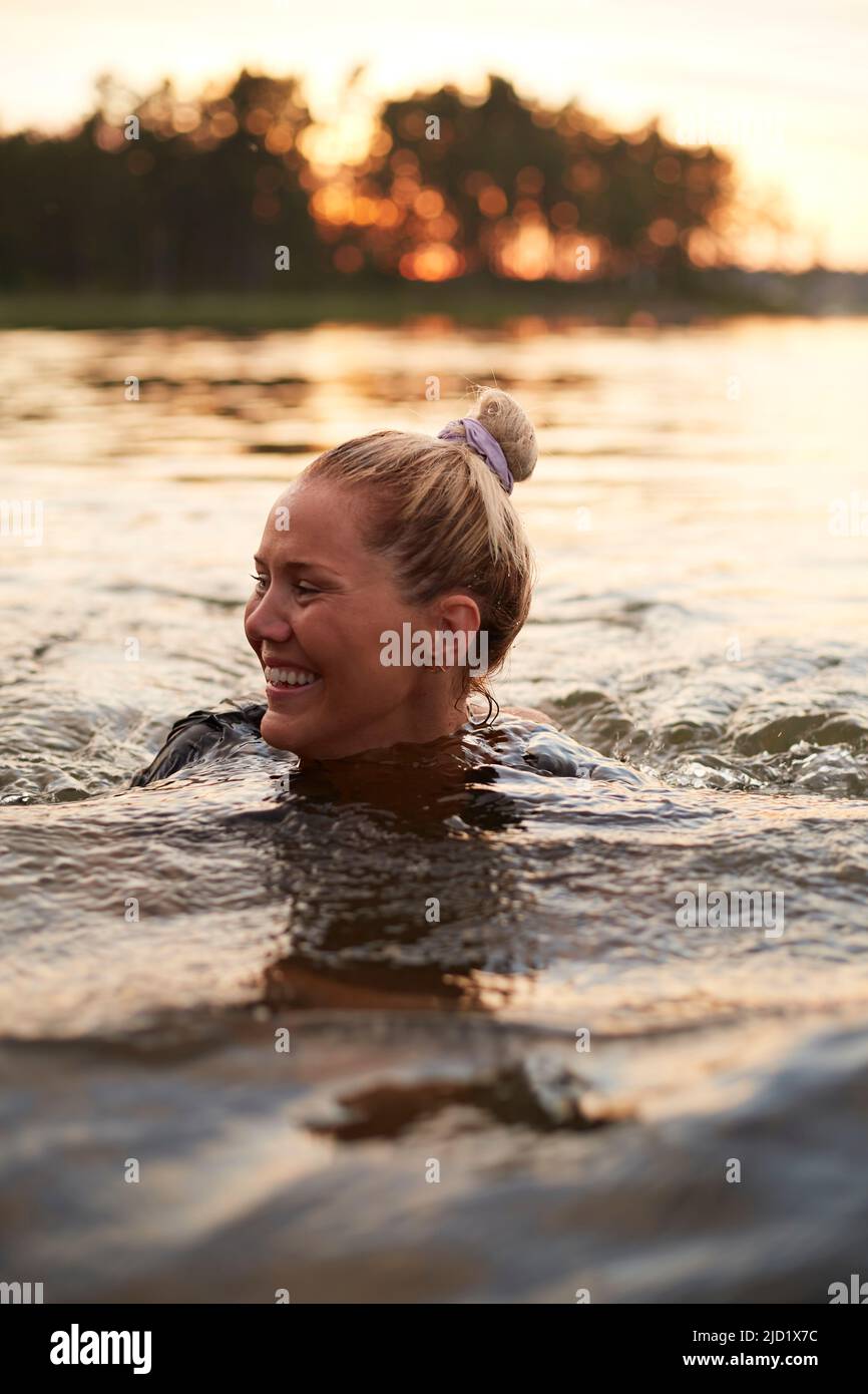 Mujer nadando en el lago Foto de stock