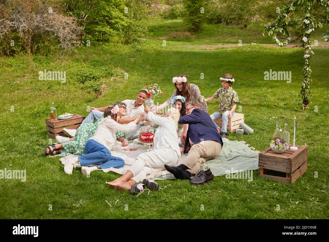 Familia haciendo picnic en el césped Foto de stock