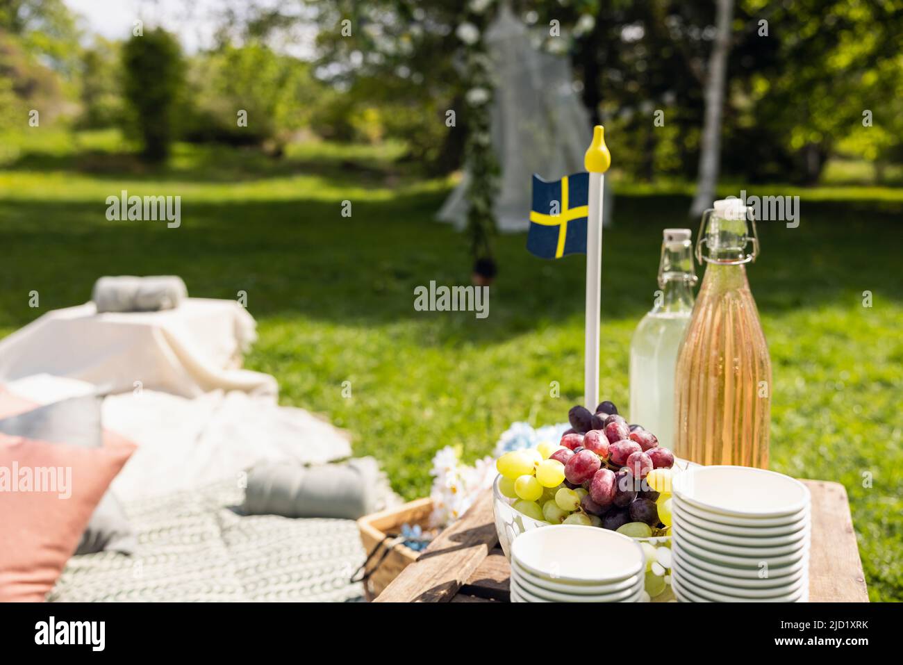 Bandera sueca en un tazón de frutas en el picnic Foto de stock