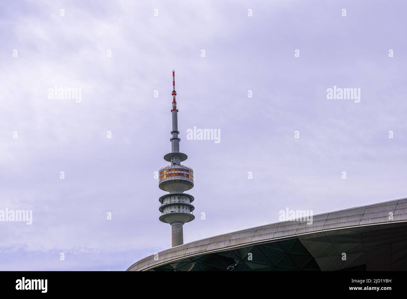 Vista desde BMW Welt de la Torre Olímpica, la torre de televisión de 291 m de altura en Munich y uno de los monumentos de la ciudad. Munich, Alemania, 19.2.22 Foto de stock