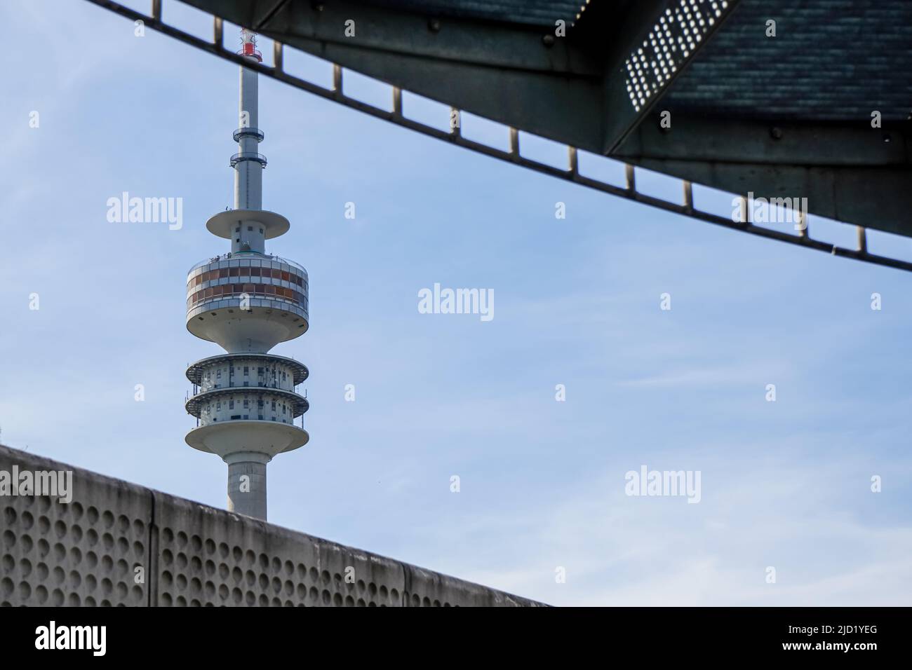 Vista desde BMW Welt de la Torre Olímpica, la torre de televisión de 291 m de altura en Munich y uno de los monumentos de la ciudad. Munich, Alemania, 12.2.22 Foto de stock