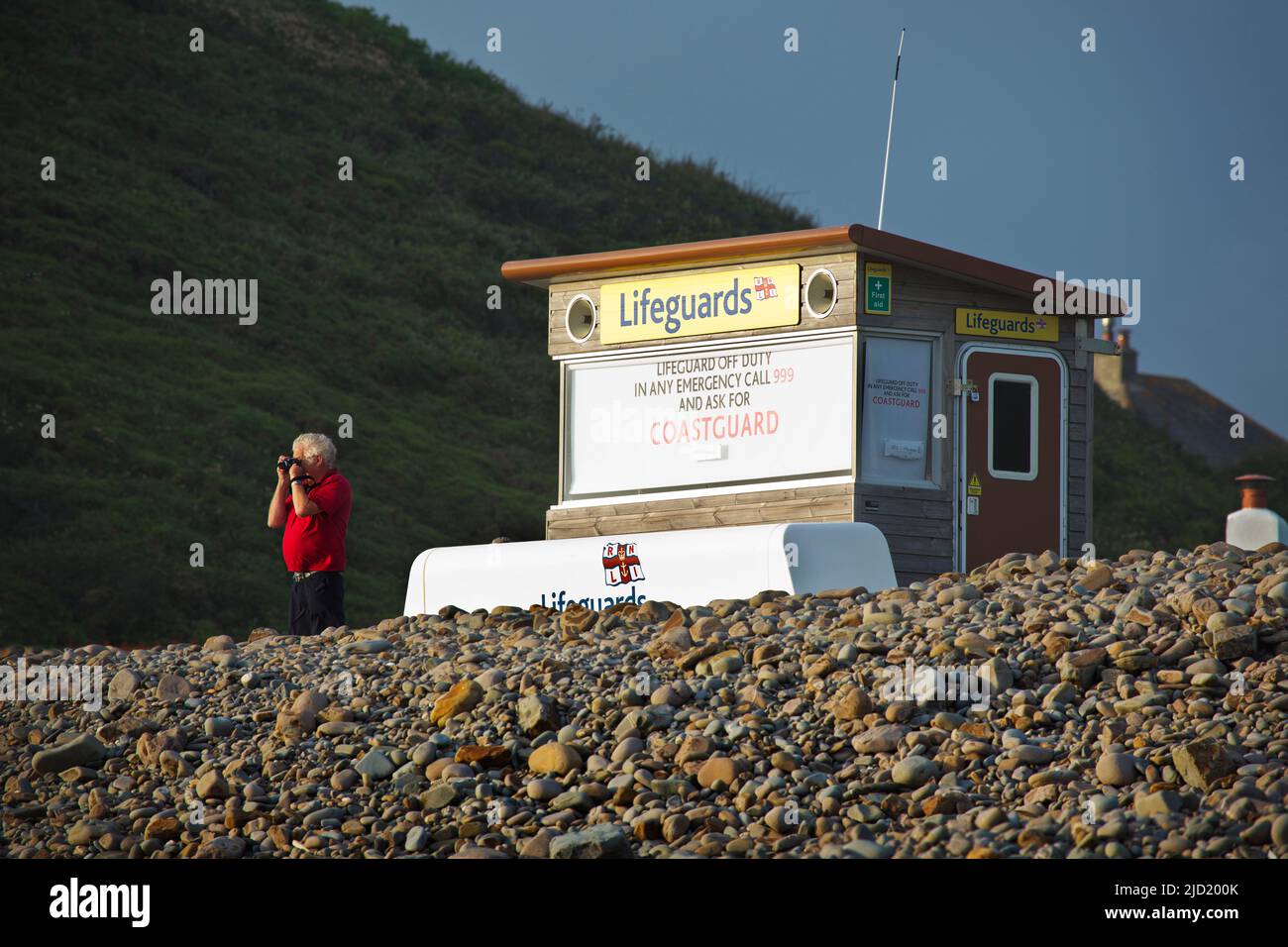 Un socorrista observando una playa de cornualles. Foto de stock