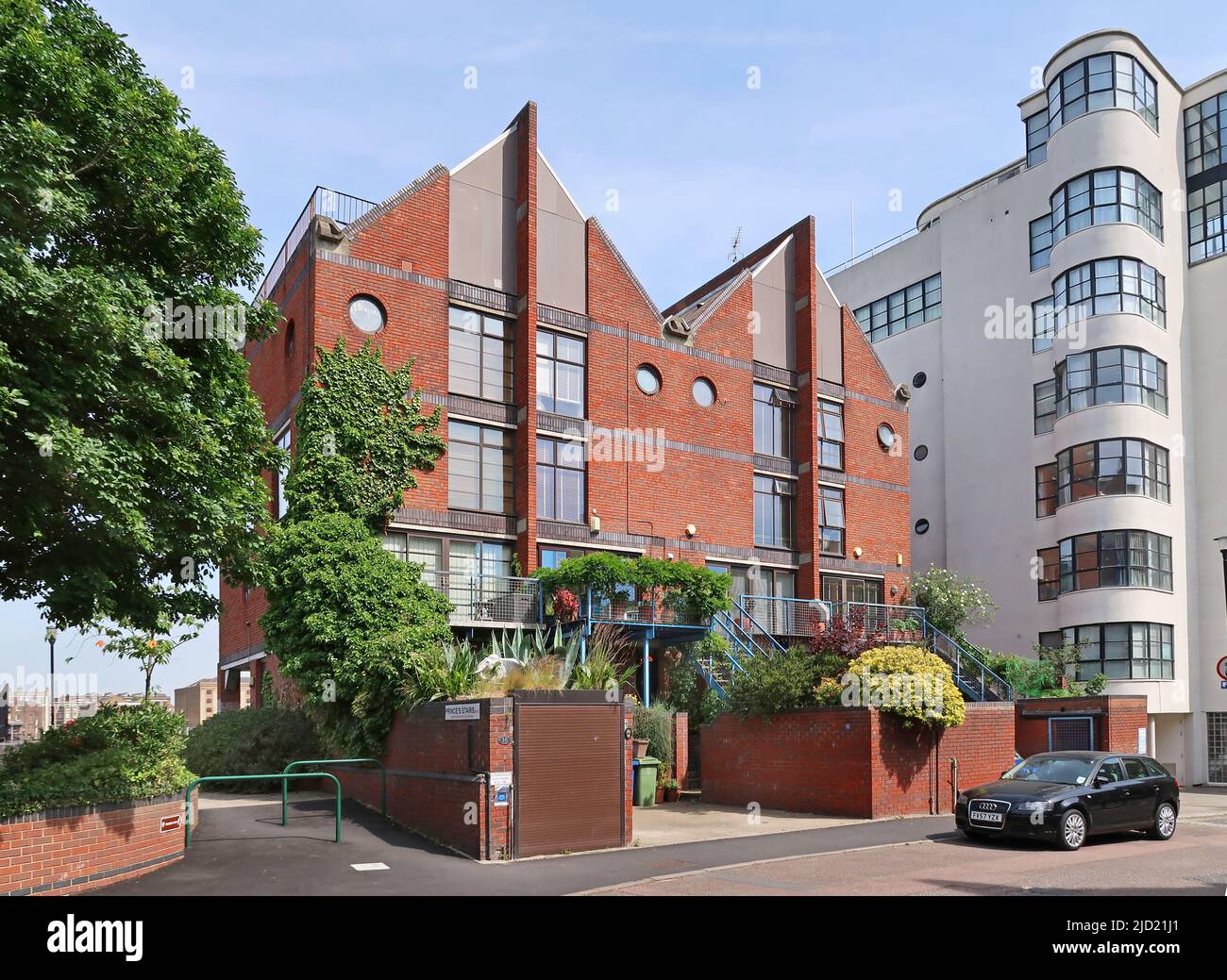 Modernas casas frente al río Támesis en Elephant Lane, Bermondsey, Londres, Reino Unido. 1980s Diseñado en estilo Post Moderno. Foto de stock