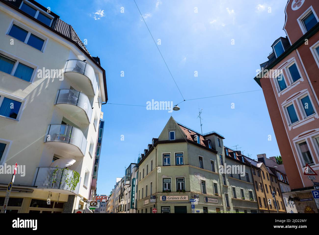 Filas de casas, edificios de apartamentos, condominios en Schwabing, cielo azul Foto de stock