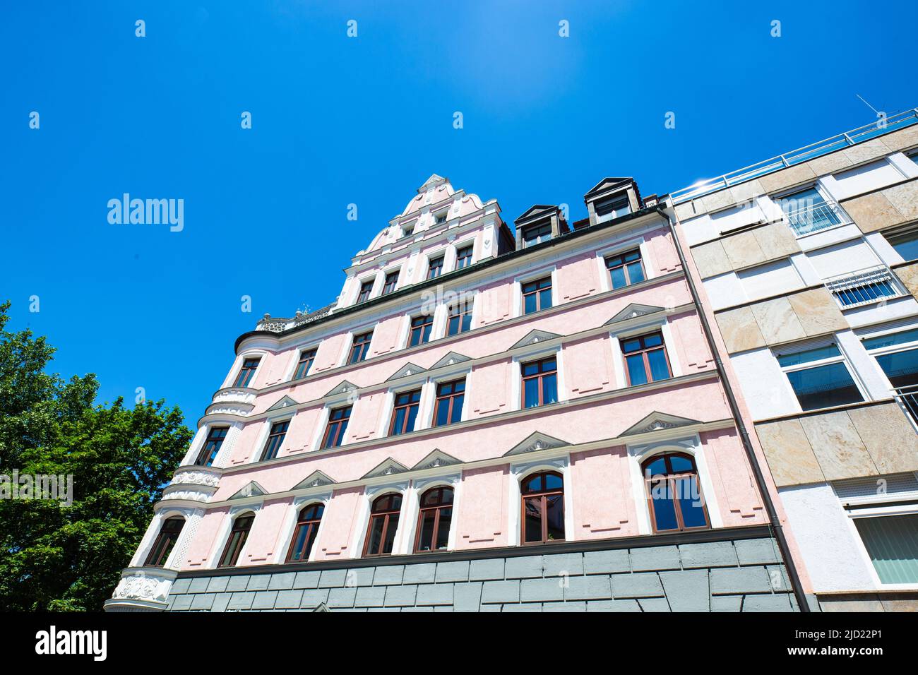 Filas de casas, edificios de apartamentos, condominios en Schwabing, cielo azul Foto de stock