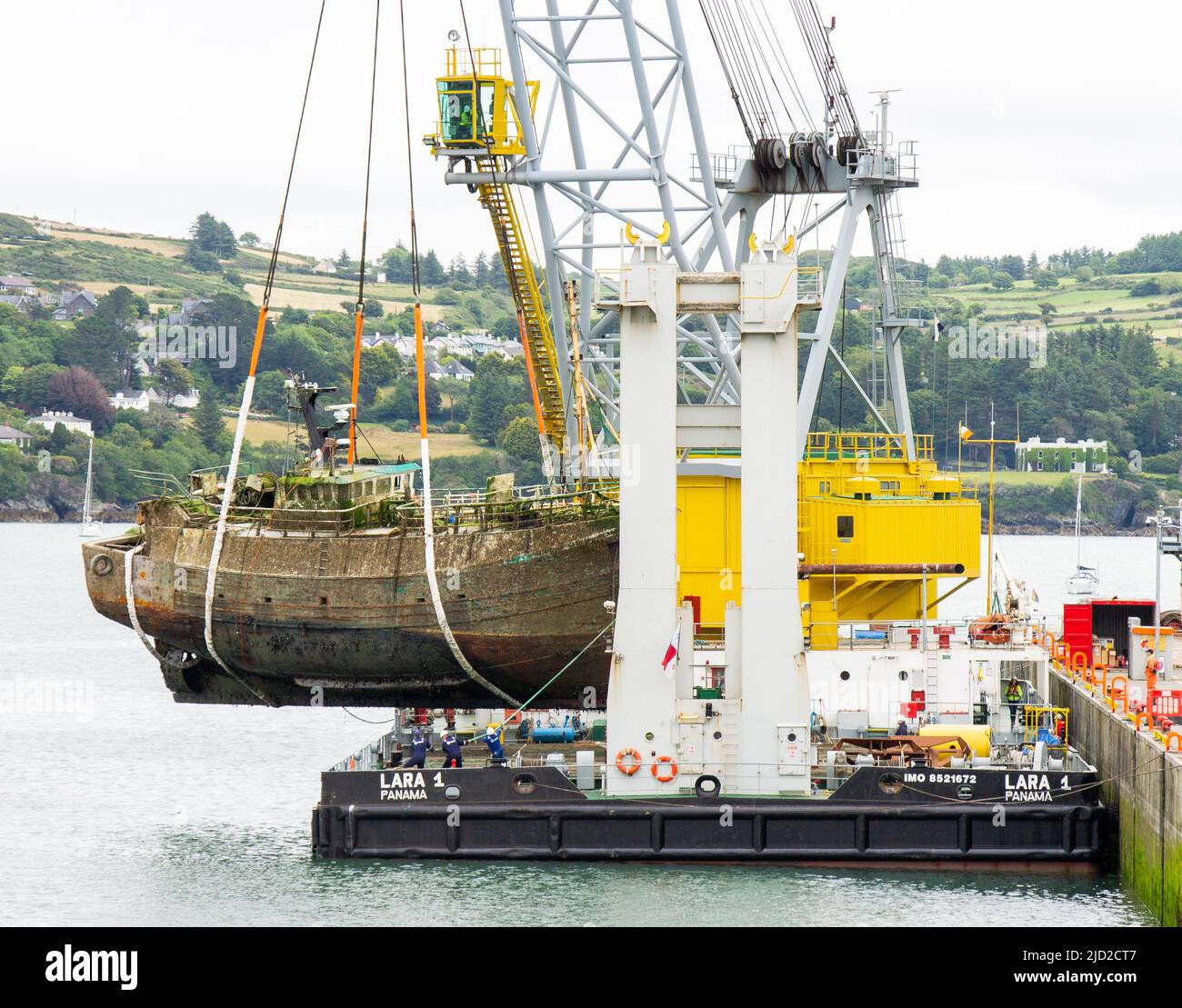 El naufragio se eleva sobre el muelle de la grúa flotante Lara 1, Union Hall, West Cork, Irlanda Foto de stock