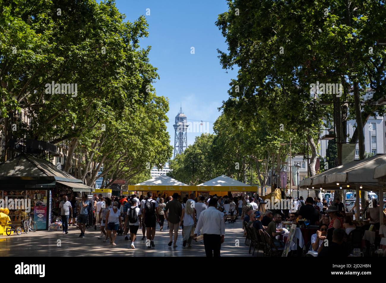 Una vista hacia La Rambla en Barcelona, España. Foto de stock