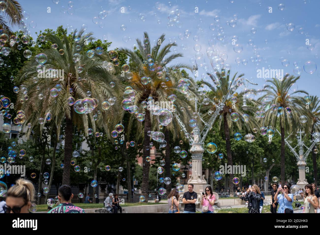 Burbujas en el aire en un parque de Barcelona, España. Foto de stock