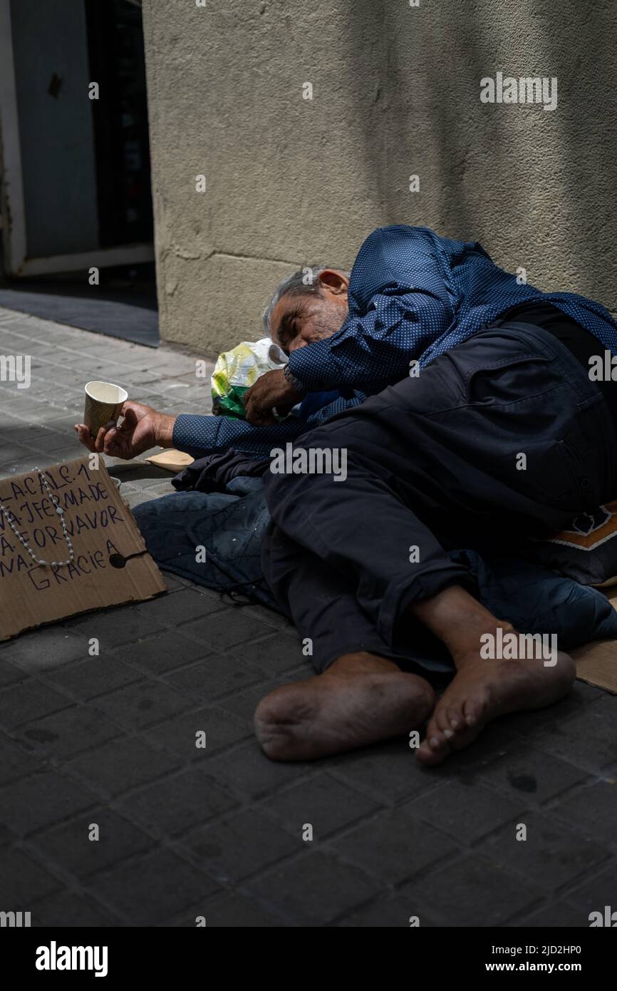 Un hombre sin hogar en la calle de Barcelona, España. Foto de stock