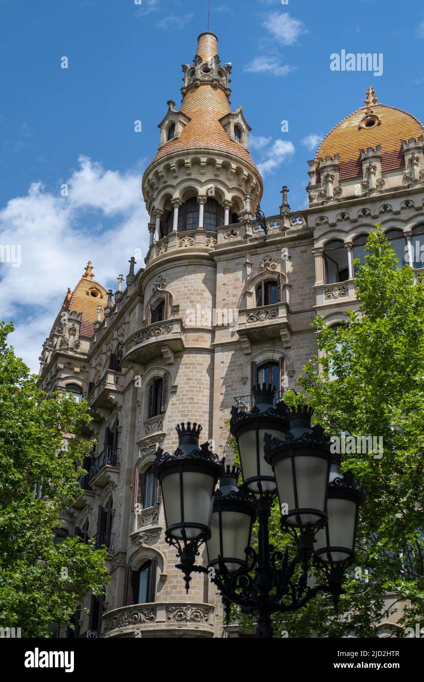 Un elegante edificio cerca de la Plaza de Catalunya en Barcelona, España. Foto de stock