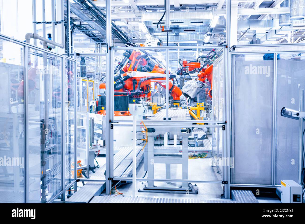 Los robots en una fábrica de automóviles Foto de stock