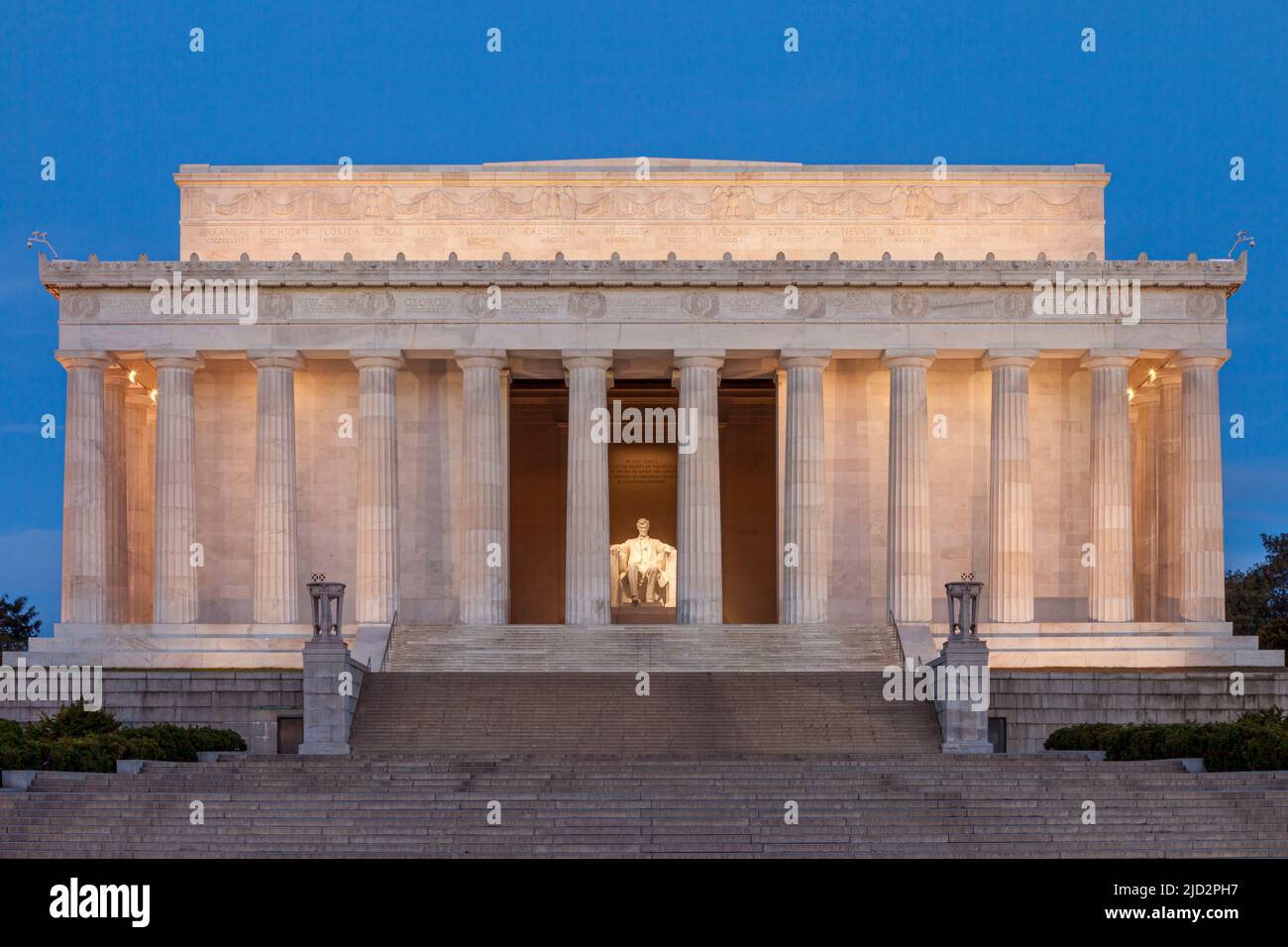 Crepúsculo antes del amanecer en el Lincoln Memorial, Washington, DC, EE.UU Foto de stock