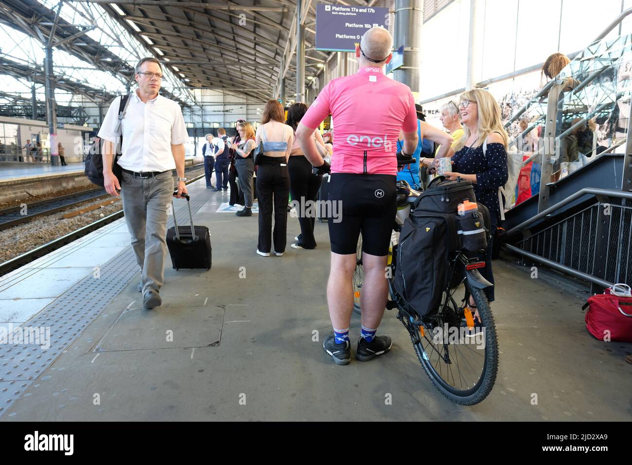 Los pasajeros del ferrocarril esperan en una plataforma muy concurrida en la estación de tren de Leeds, Reino Unido, el 16th de junio de 2022, unos días antes de la huelga nacional de los sindicatos ferroviarios. Foto de stock