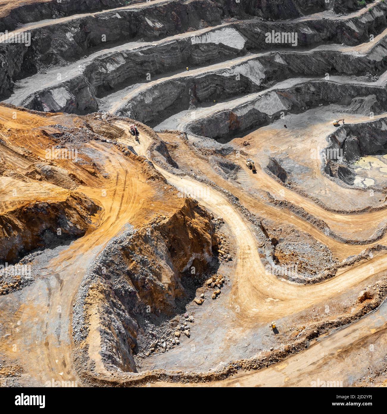 Vista aérea de terrazas industriales en mina de minerales. Minería a cielo abierto. Vista de drone desde arriba. Foto de stock