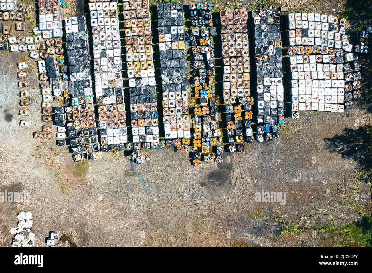 Almacenamiento ilegal de residuos domésticos sólidos, botellas de plástico y bolsas de basura. Contaminación del suelo. Vista superior de la antena. Foto de stock