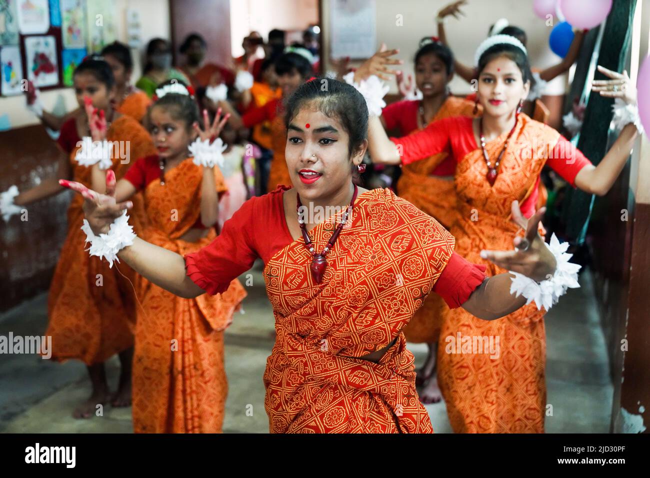 Tanzgruppe begrüßt Gäste im Asha Deep Trust en Kolkata, Indien Foto de stock