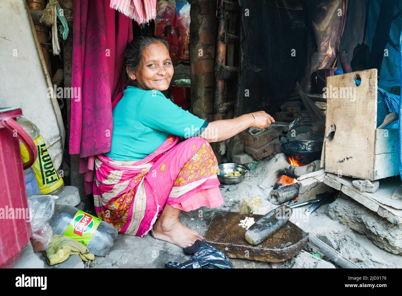 Bewohner im tugurios Nuevo Unter der Durgapar-Brücke en Kolkata, Indien Foto de stock