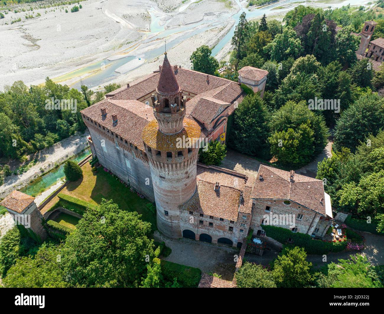 Vista aérea del castillo de Rivalta sobre el río Trebbia, provincia de Piacenza, Emilia-Romagna, Italia. Es un complejo fortificado con una torre cilíndrica Foto de stock