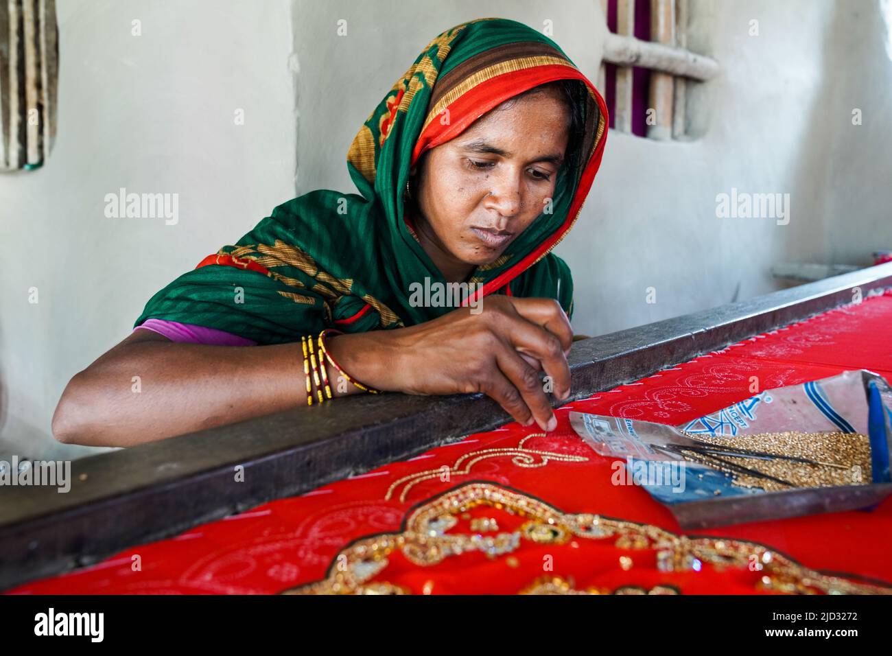 Trabajos de bordado para un sari en el pueblo de Baluijhake/Dhosa cerca de Kolkata, India Foto de stock