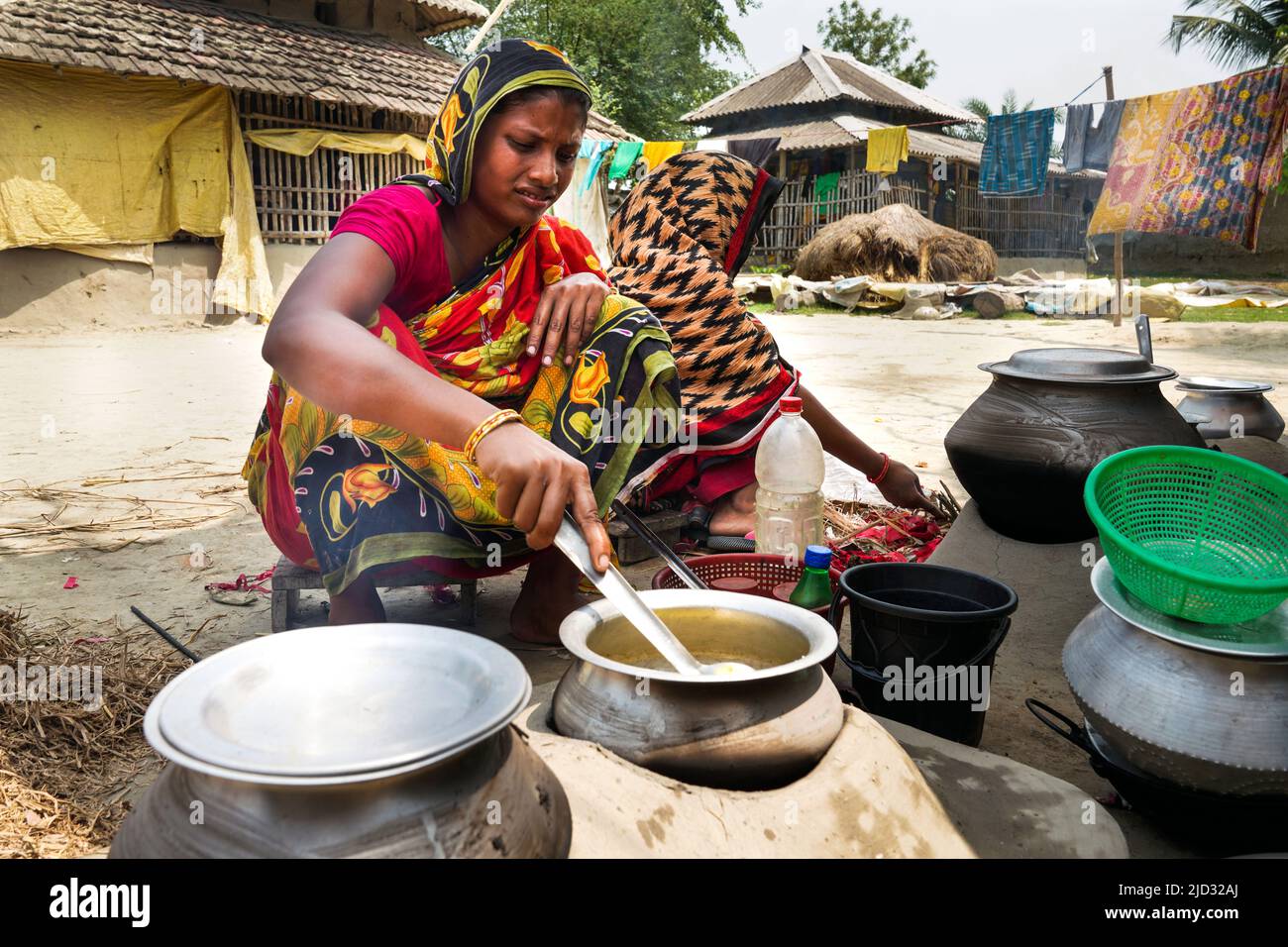 Zona de cocina con leña en el pueblo de Baluijhake/Dhosa, cerca de Kolkata, India Foto de stock