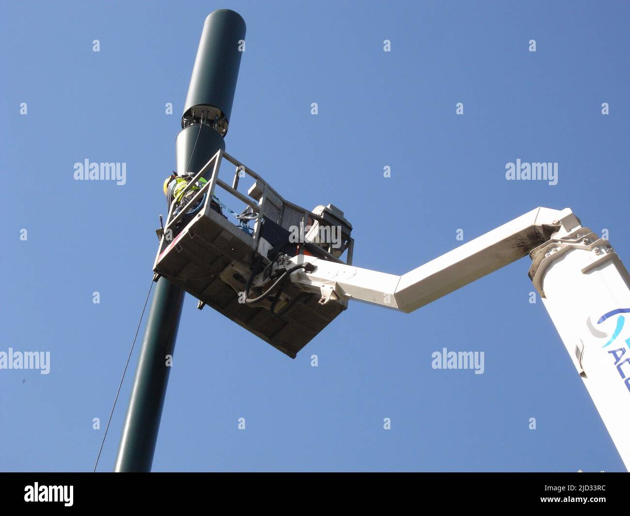 Un trabajador que utiliza un selector de cerezas mientras se instala un mástil de telecomunicaciones 5g Londres Foto de stock