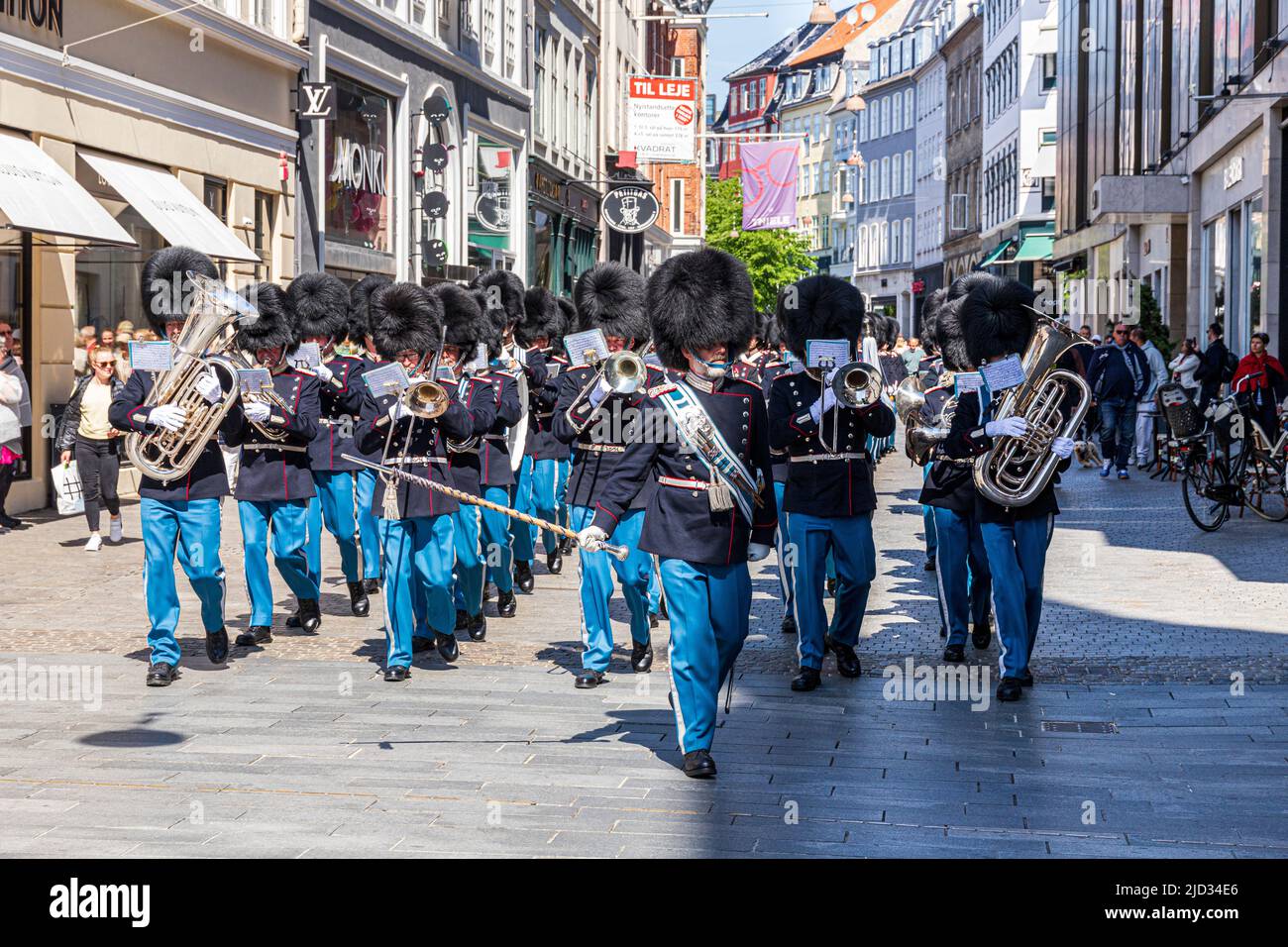 La Orquesta de la Guardia Real (Den Kongelige Livgarde) marchó en el centro de Copenhague, Dinamarca Foto de stock