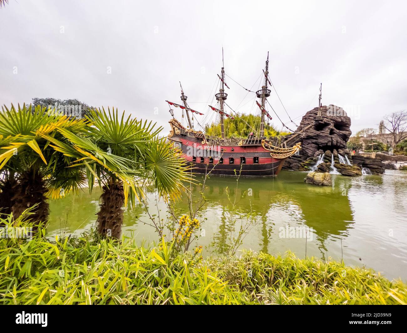 París, Francia - 04/05/2022: Piratas del Caribe escena de paseos y lugares de Disneyland París. Modelo de nave del capitán Jack Sparrow. Diseño exitoso Foto de stock