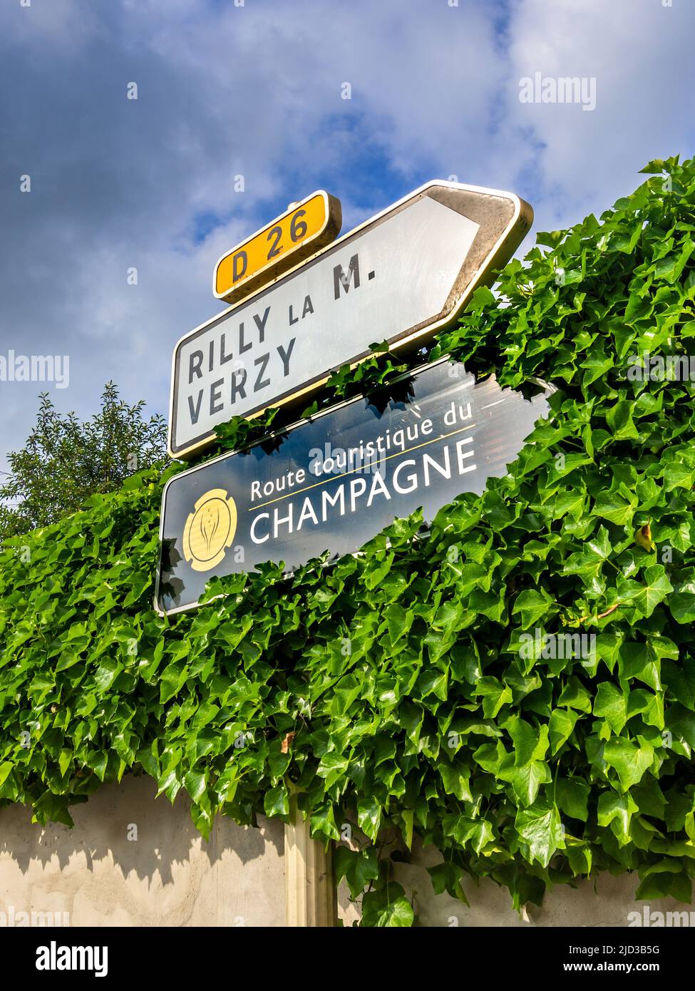 'Ruta Touristique du Champagne' señal - una de las varias rutas alrededor de Reims y Epernay en el departamento de Marne (51) de Francia. Foto de stock