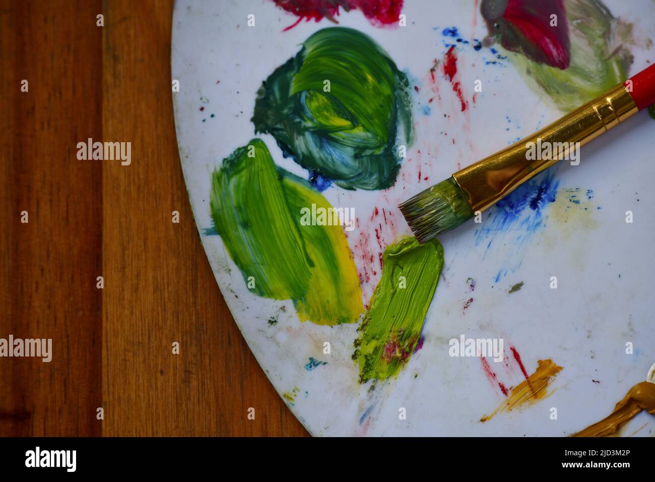 Vista superior de una paleta de pintores con colores y pincel Foto de stock