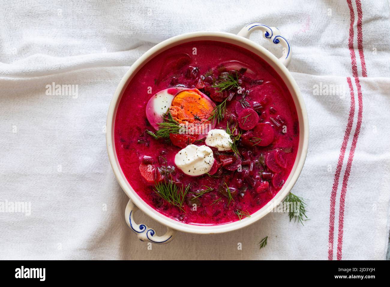 Botwinka, sopa polaca tradicional hecha de remolacha joven Foto de stock