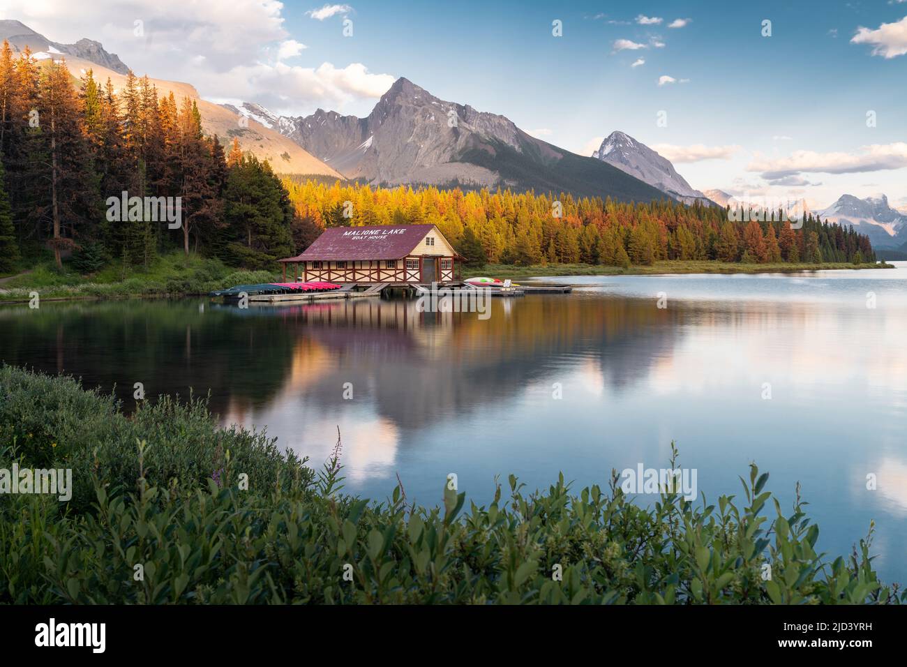 El histórico boathouse del lago Maligne al atardecer en el Parque Nacional Jasper, Alberta, Canadá. Foto de stock