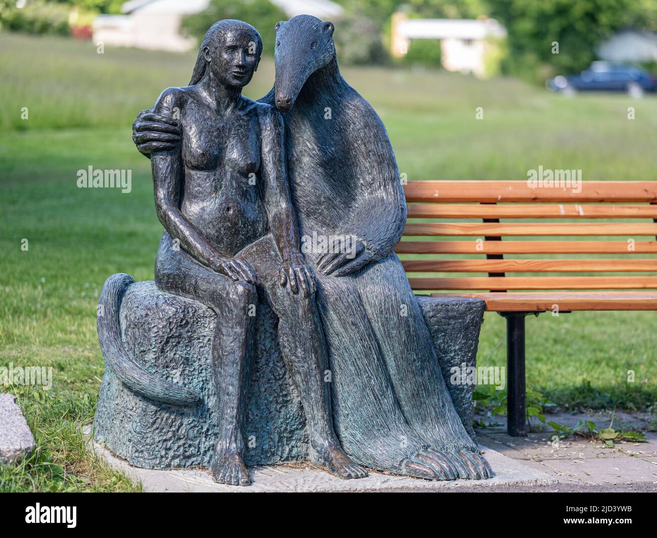 Arte público en Norrkoping, Suecia. 'Sabio consejo de una simple dama' escultura de bronce de 2011 por Marianne Arnbäck situado en el parque Hageby Foto de stock