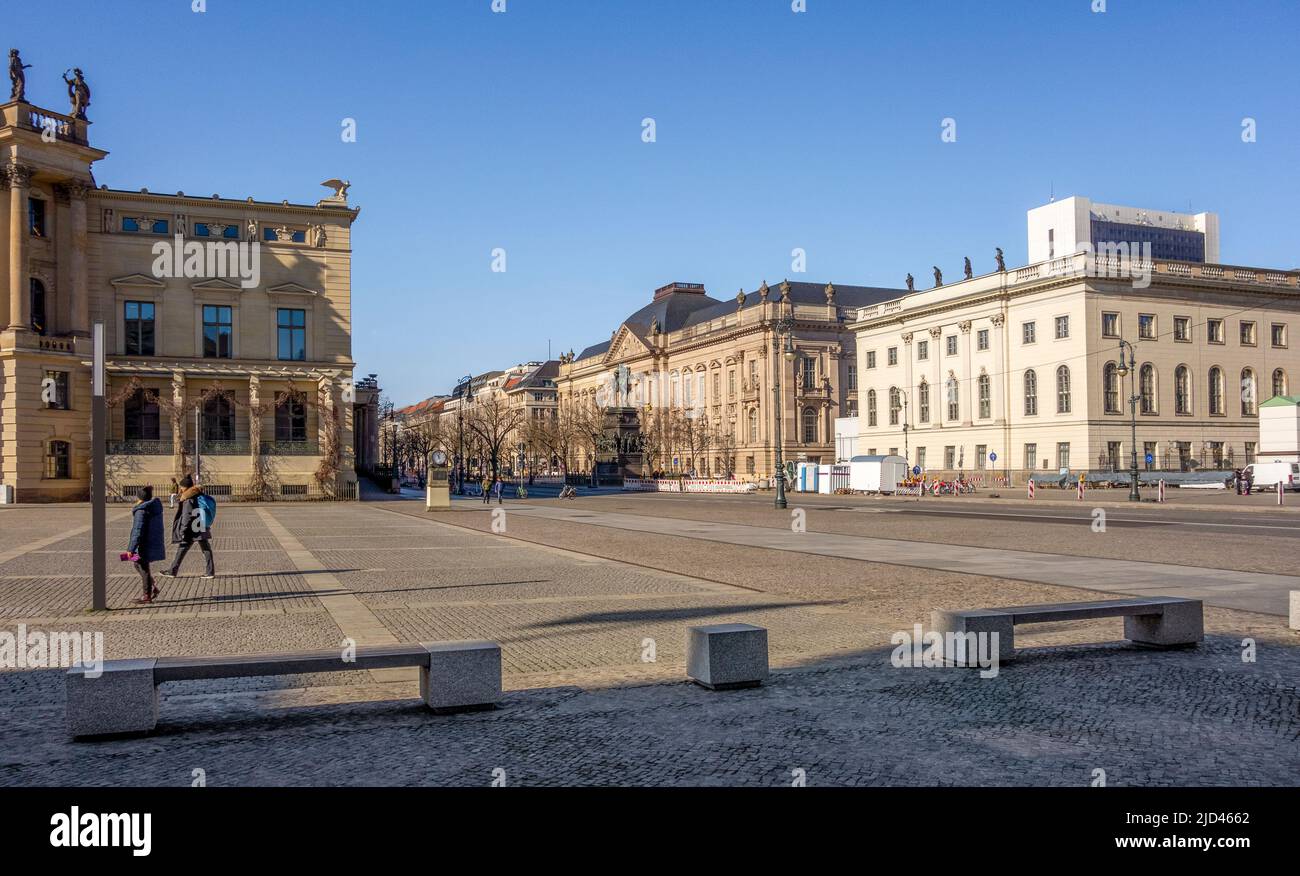 Impresión alrededor de la Bebelplatz en Berlín, la capital y la ciudad más grande de Alemania Foto de stock