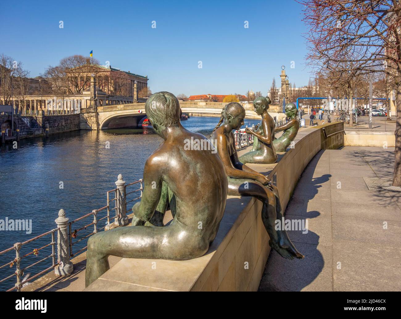 Esculturas de bronce en el río Spree en Berlín, la capital y la ciudad más grande de Alemania Foto de stock