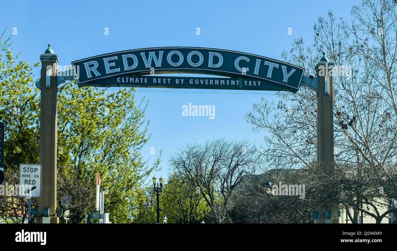Arco de bienvenida en Redwood City, CA, que afirma que la ciudad tiene el mejor clima. Foto de stock
