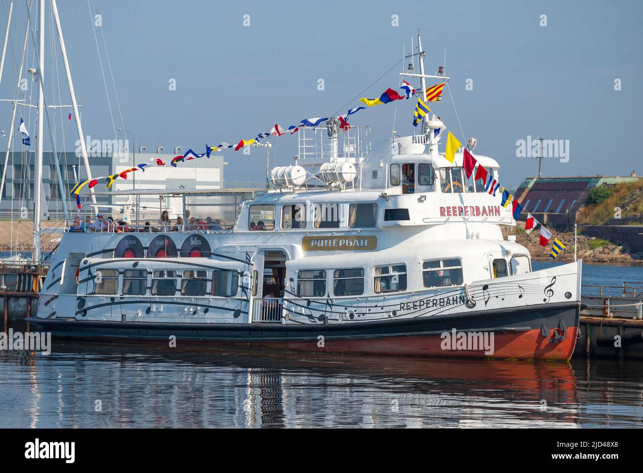 KRONSHTADT, RUSIA - 28 DE JULIO de 2019: El famoso barco de motor 'Reeperbahn', en el que actuaron los Beatles, Rolling Stones y Queen, de cerca en un soleado Foto de stock
