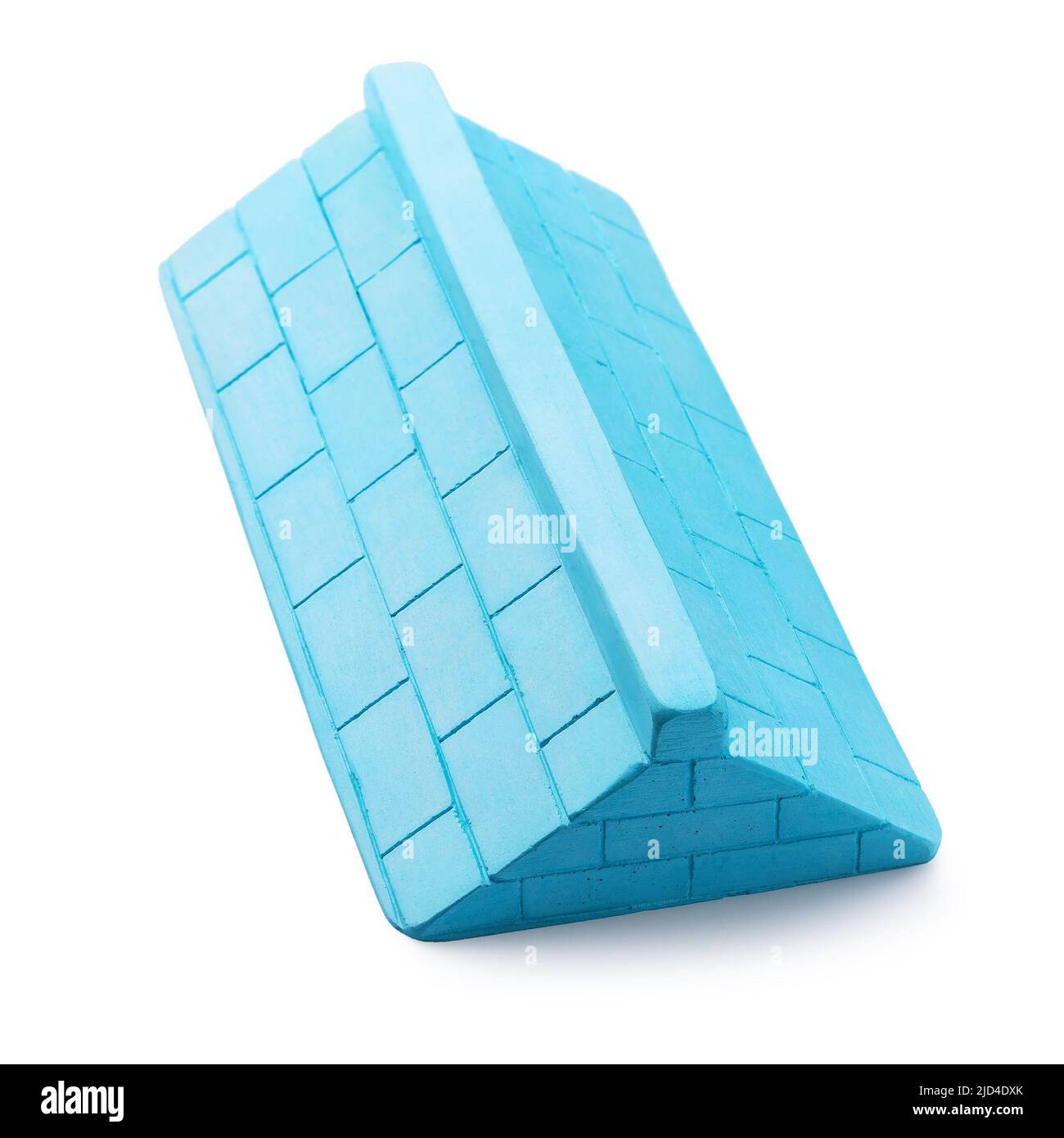 Rampa de yeso azul con tres lados para fingerboarding, aislada sobre un fondo blanco Foto de stock