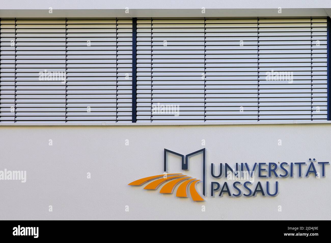 Signo de la Universidad de Passau en uno de los edificios universitarios del Dr.-Hans-Kapfinger-Straße, Baviera, Alemania, 11.6.22 Foto de stock